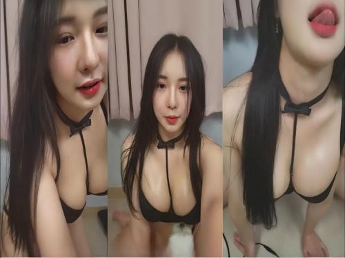 Gái xinh mặc bikini làm các anh em trên livetream chảy nước miếng