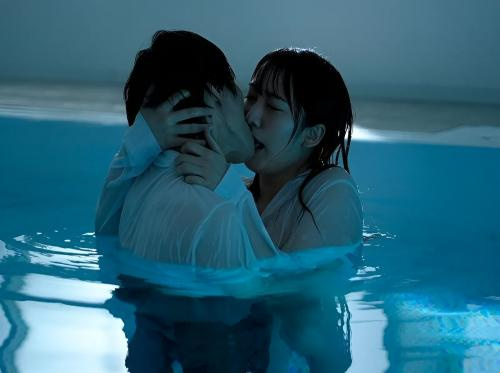 같은 반 친구와 함께 수영장에 갇혔어요