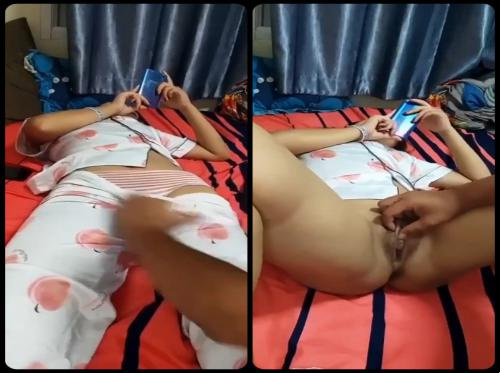 Pinaglalaruan ng asawa ang tirintas ng kanyang pinakamamahal na asawa habang ito ay abala sa pangangaso para sa isang tinda