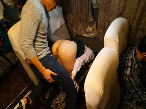 Der Perverse vergewaltigte einen Studenten, der im Bus schlief
