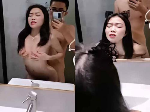거울 앞에 서서 서로 빌어먹는 젊은 커플